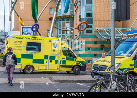 Des ambulances sur la façon d'A&E avec une sculpture de couleur vive à l'extérieur de la l'Paul O'Gorman Construction de l'Hôpital Royal de Bristol pour les enfants. Banque D'Images