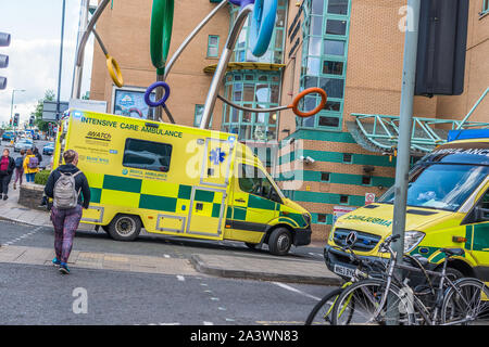 Des ambulances sur la façon d'A&E avec une sculpture de couleur vive à l'extérieur de la l'Paul O'Gorman Construction de l'Hôpital Royal de Bristol pour les enfants. Banque D'Images