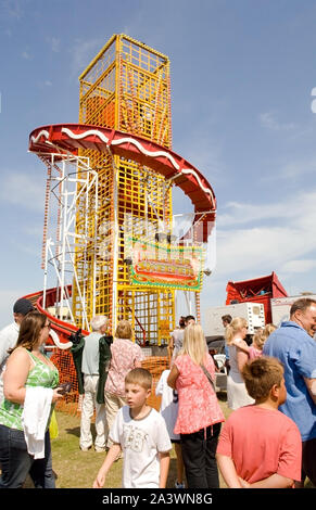 La foule lors d'une foire avec le pêle-mêle tour dans l'arrière-plan Banque D'Images