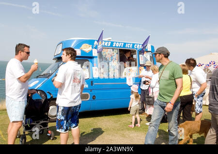 Ice cream van lors d'une foire locale Banque D'Images