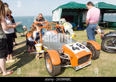 Caterham 7 voiture, type de modification pour la course, sur l'écran une foire locale afin de recueillir des fonds pour l'Association de jouets de Whitstable Banque D'Images