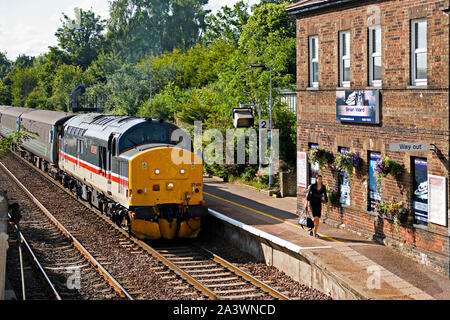 Brundall Gare sur le Wherry Lignes entre Norwich et à Great Yarmouth. Un BR de la classe 37 à la tête d'un train diesel de Norwich Banque D'Images