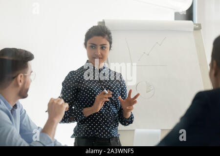 Le président indien femme confiant infos formation divers employés group Banque D'Images