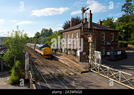 Brundall Gare sur le Wherry Lignes entre Norwich et à Great Yarmouth. Un BR de la classe 37 à la tête d'un train diesel de Norwich Banque D'Images