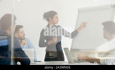 L'entraîneur d'Affaires indiennes graves donnent un tableau de présentation de l'intervenant Banque D'Images