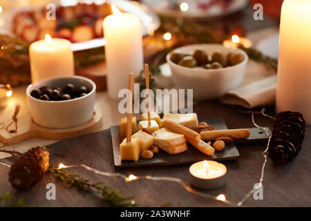 Close-up d'entrée de différentes sortes de fromage sur la table décorée avec des bougies pour le dîner de Noël Banque D'Images