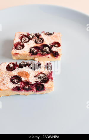 Tarte au fromage cottage avec baies. manger avec une cuillère. Vue de dessus. Banque D'Images