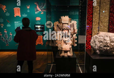 Stuttgart, Allemagne. 10 Oct, 2019. Les visiteurs de l'exposition sur la culture aztèque au Linden Museum de Stuttgart. Credit : Christoph Schmidt/dpa/Alamy Live News Banque D'Images