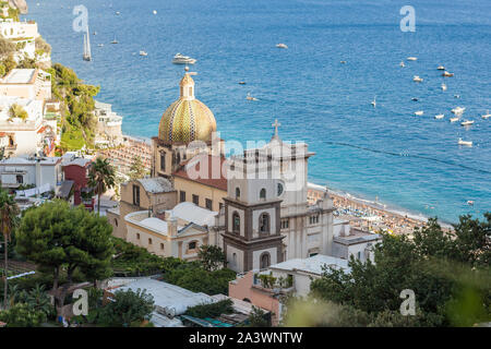 Vue sur Positano village le long de la côte amalfitaine en Italie, Campanie, Naples. Banque D'Images