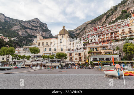 Vue sur Positano village le long de la côte amalfitaine en Italie, Campanie, Naples. Banque D'Images