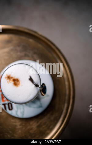 Café Latte fraîchement servi sur une table dans un café Banque D'Images