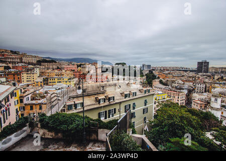 Beaucoup de belles vieilles maisons italiennes peintes dans des couleurs vives avec des montagnes en arrière-plan.Un étonnant paysage urbain d'un logement public à Genova Banque D'Images