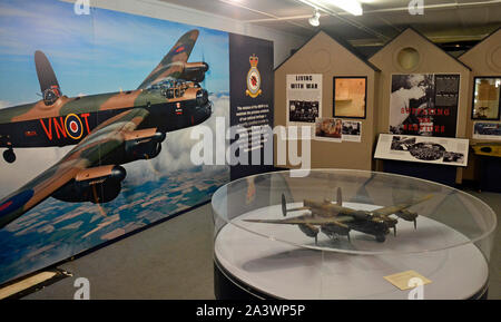 Photo d'un bombardier lourd Avro Lancaster britannique dans le centre des visiteurs et musée de la bataille de Grande-Bretagne Memorial Flight à RAF Coningsby, Lincolnshire, Royaume-Uni Banque D'Images