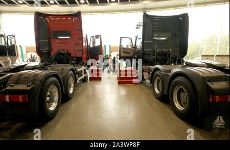 Jinan, Chine. 10 Oct, 2019. Visiteurs check-out la dernière ligne des camions lourds à Sinotruck fabrication du siège à Jinan, la capitale de la province de Shandong, le mercredi, Octobre 9, 2019. Sinotruck possède la plus grande base de production de camions en Chine et la plus grande base d'exportation de camions lourds en Chine. Photo par Stephen Shaver/UPI UPI : Crédit/Alamy Live News Banque D'Images