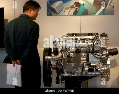 Jinan, Chine. 10 Oct, 2019. Visiteurs check-out la dernière ligne des lourds à la fabrication du Sinotruck siège à Jinan, la capitale de la province de Shandong, le mercredi, Octobre 9, 2019. Sinotruck possède la plus grande base de production de camions en Chine et la plus grande base d'exportation de camions lourds en Chine. Photo par Stephen Shaver/UPI UPI : Crédit/Alamy Live News Banque D'Images