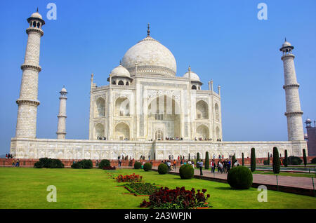 Vue sur le Taj Mahal et les jardins environnants, Agra, Uttar Pradesh, Inde. Elle a été commandée en 1632 par l'empereur Moghol Shah Jahan pour accueillir le tombeau Banque D'Images