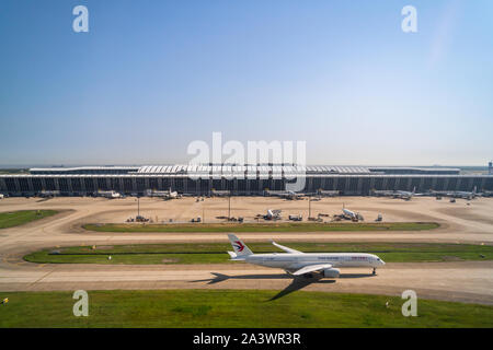 Un China Eastern Airlines Airbus A350-900 avion à l'Aéroport International de Shanghai Pudong. Banque D'Images