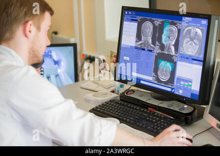 Ville de Gomel, Bélarus 31 Mai 2017.City Hospital. Le docteur fait la thérapie par résonance magnétique. Examen médical de l'organisme. Le diagnostic de l'ordinateur Banque D'Images