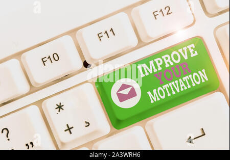 L'écriture de texte Word améliorer votre motivation. Photo d'affaires mettant en vedette Boost your self drive améliorer objectifs et motivations avec clavier pc blanc note vide Banque D'Images