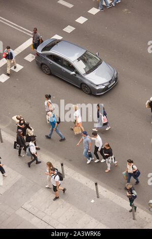 Les personnes qui traversent une rue vue d'en haut Banque D'Images