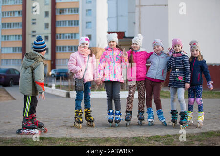 Le Bélarus, la ville de Gomel, 04 avril 2019. Quartier.Un groupe d'enfants en patins à roulettes sur la rue. Banque D'Images