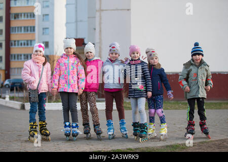 Le Bélarus, la ville de Gomel, 04 avril 2019. Quartier.Un groupe d'enfants en patins à roulettes sur la rue. Banque D'Images