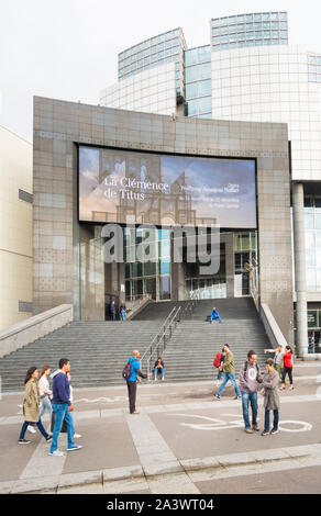 Scène de rue en face de l'opéra bastille Banque D'Images