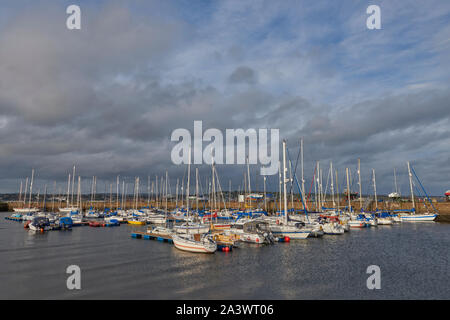 L'embarcation de plaisance et les yachts amarrés à Tayport Marina, en face de Broughty Ferry sur l'estuaire de la Tay, avec des nuages de pluie à venir. Banque D'Images