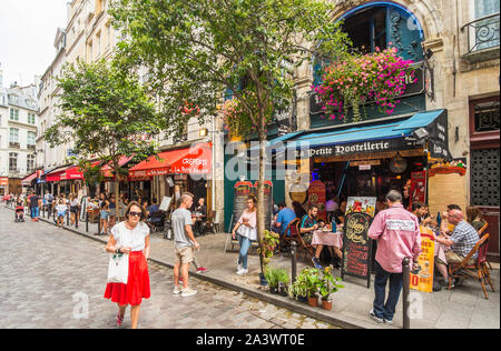 Scène de rue en face de 'la petite auberge' Banque D'Images