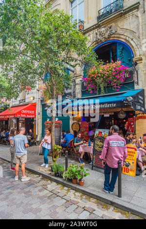 Scène de rue en face de 'la petite auberge' Banque D'Images