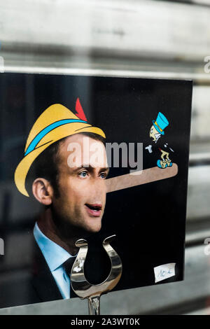 Image flip de Emmanuel macron présentant un long nez de Pinocchio menteur Banque D'Images