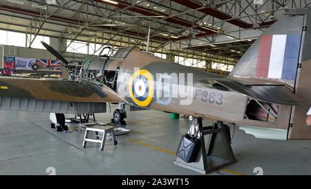 L'ouragan LF363 dans un hangar au Battle of Britain Memorial Flight Tour à RAF Coningsby, Lincolnshire, Royaume-Uni Banque D'Images