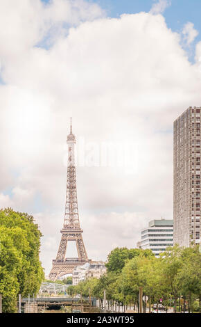 Vue urbaine avec tour eiffel et des immeubles de grande hauteur Banque D'Images