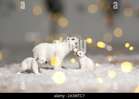 Figurines décoratives d'un thème de Noël. Statuettes d'une famille d'ours polaires. Décoration d'arbre de Noël. Décor de fête, chaud bokeh lights Banque D'Images