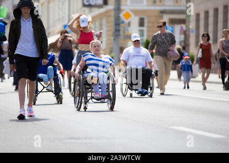 Le Bélarus, la ville de Gimel, Juillet 03, 2019. Festival de la jeunesse.Les personnes en fauteuil roulant en compétition dans le marathon dans les rues Banque D'Images