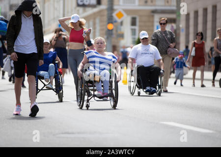 Le Bélarus, la ville de Gimel, Juillet 03, 2019. Festival de la jeunesse.Les personnes en fauteuil roulant en compétition dans le marathon dans les rues Banque D'Images