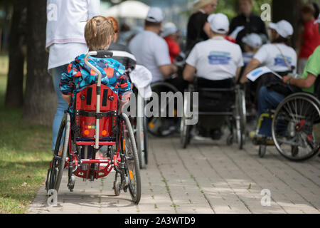 Le Bélarus, la ville de Gimel, Juillet 03, 2019. Festival des jeunes handicapés en fauteuil roulant.Marathon. La jeune fille est désactivé dans les rues Banque D'Images