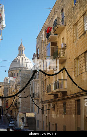 Le dôme de St Paul's Cathédrale Valletta, Malte vu depuis une rue latérale Banque D'Images