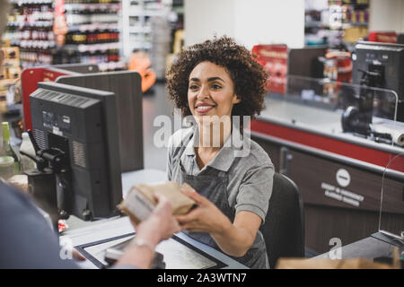 Vendeuse travaillant at grocery store Banque D'Images