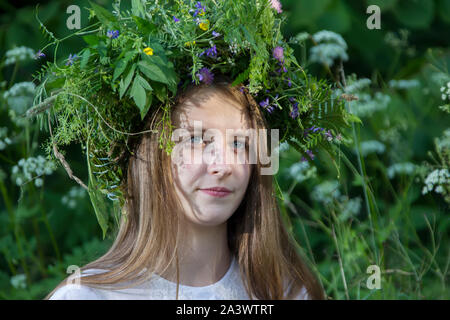 Le Bélarus, la ville de Gomel, 07 juillet 2018. Maison de vacances Ivan Kupala.Portrait d'une femme dans une guirlande de fleurs sauvages. Fille slave. Appeara naturel magnifique Banque D'Images