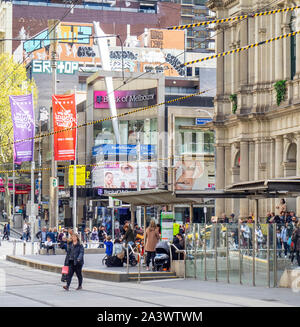 Les piétons en centre commercial Bourke Street Melbourne Victoria Australia Banque D'Images