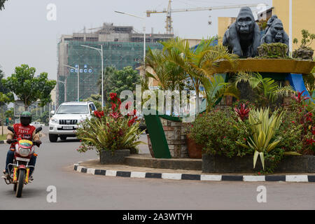 RWANDA, Kigali, centre-ville avec les banques et les compagnies d'assurance, de rond-point avec la statue de gorille de montagne , site de construction chinoise derrière / Rwanda, Kigali, Stadtzentrum, Banken und Buero, Versicherungstower Verkehrsinsel Berggorilla Skulptur auf Banque D'Images