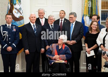 Le Vice-président américain Mike Pence, à gauche, et le Procureur Général William Barr, droit, se tenir avec les membres de la famille au cours d'une cérémonie de remise des prix l'ancien procureur général Edwin Meese la Médaille présidentielle de la liberté lors d'une cérémonie dans le bureau ovale de la Maison Blanche le 8 octobre 2019 à Washington, DC. Banque D'Images