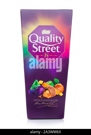 Londres, Royaume-Uni - Octobre 10, 2019:boîte-cadeau de Quality Street Nestlé chocolat mélange bonbons sur blanc. Banque D'Images
