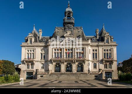 Façade DE L'HÔTEL DE VILLE DE VICHY, DANS UN STYLE appelé PARIS MAIRIE inaugurée en 1928 et classé monument historique, VICHY, allier, AUVERGNE-RHONE-ALPES, FRANCE Banque D'Images