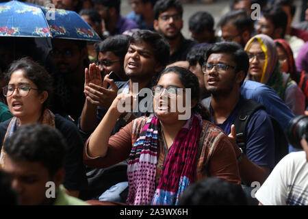 Les étudiants du Bangladesh University of Engineering and Technology (chant) BUET au cours de la manifestation contre les slogans les meurtres de camarade d'Abrar Fahad à Dhaka. Banque D'Images