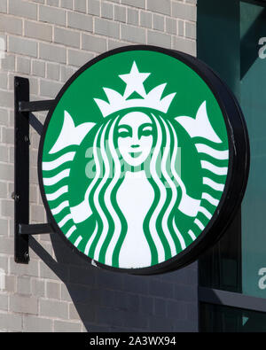 Birmingham, UK - 20 septembre 2019 : une affiche à l'extérieur de l'entrée d'un café Starbucks dans l'arène, domaine de Birmingham, Royaume-Uni. Banque D'Images