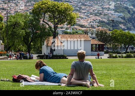COUPLE DANS LE PARC SANTA CATARINA, Funchal, île de Madère, Portugal Banque D'Images