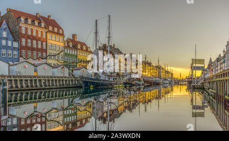 Refletions dans l'eau au canal de Nyhavn, un matin de début d'hiver à Copenhague, Danemark, 21 Novembre 2017 Banque D'Images