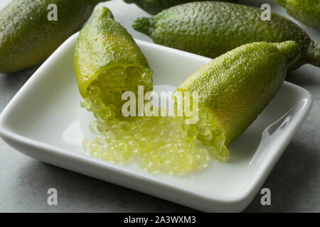 Matière première moitié vert lime avec caviar perles sure close up Banque D'Images